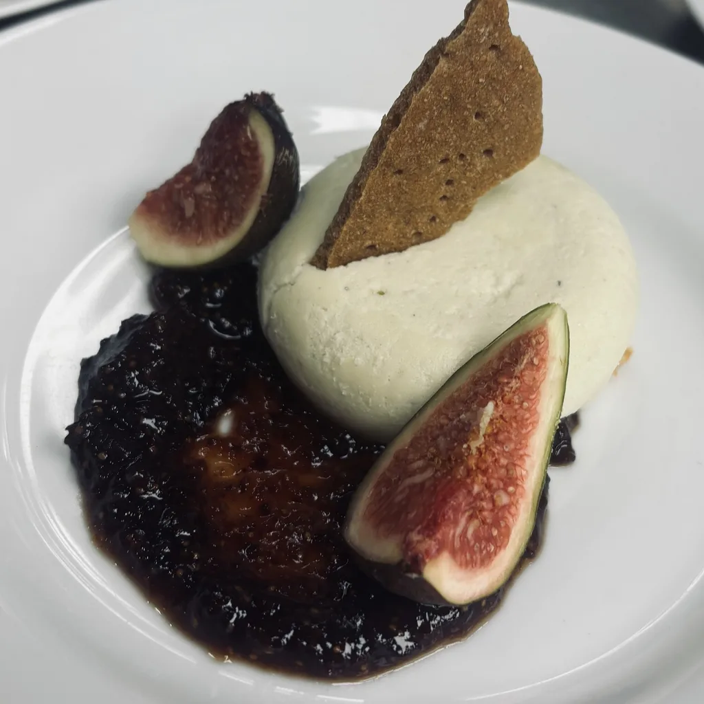 El Moro signature burger with fries